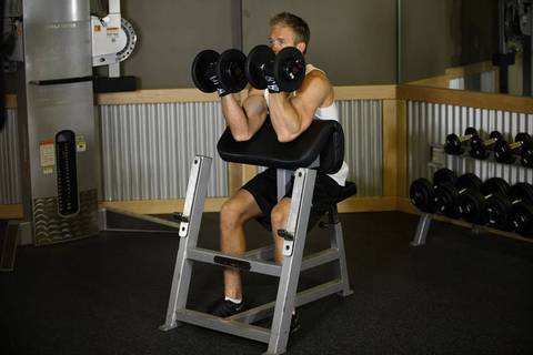 İki Kol Dambıl Preacher Curl — bitiş pozisyonu