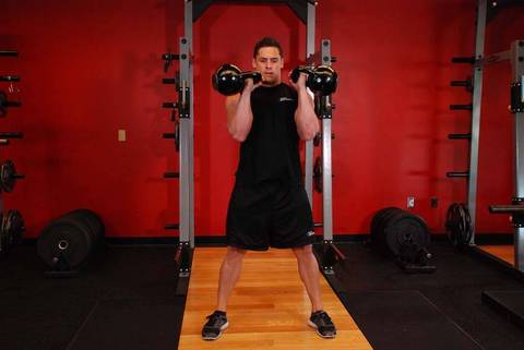 İki Kol Kettlebell Clean — bitiş pozisyonu