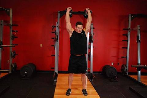 İki Kol Kettlebell Military Press — bitiş pozisyonu