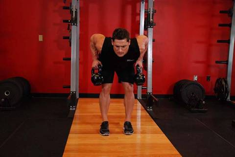 İki Kol Kettlebell Kürek — bitiş pozisyonu