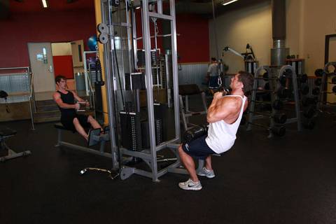 V-Bar Pulldown — başlangıç pozisyonu