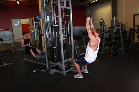 V-Bar Pulldown — bitiş pozisyonu