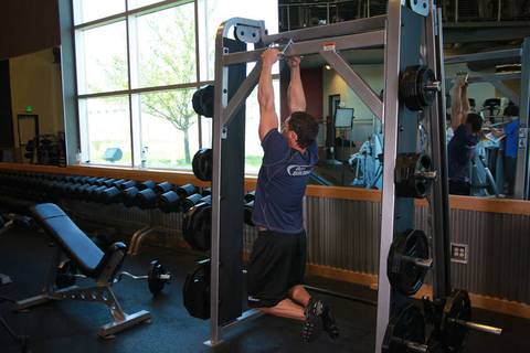 V-Bar Pullup — bitiş pozisyonu