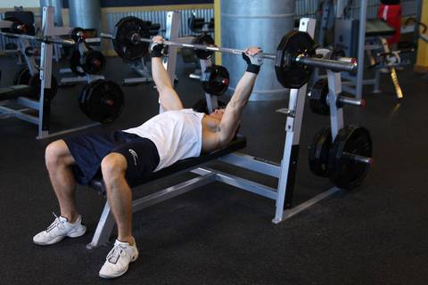 Wide Grip Bench Press — başlangıç pozisyonu