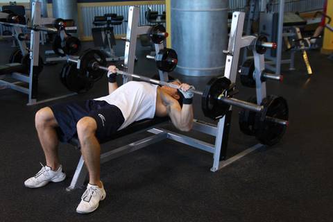 Wide Grip Bench Press — bitiş pozisyonu