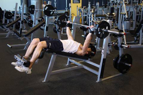 Wide Grip Decline Bench Press — başlangıç pozisyonu