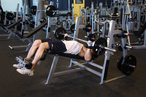 Wide Grip Decline Bench Press — bitiş pozisyonu