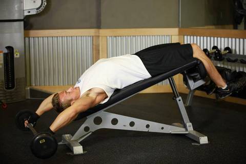 Wide Grip Decline Barbell Pullover — bitiş pozisyonu
