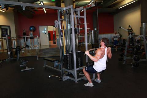Wide Grip Lat Pulldown — bitiş pozisyonu