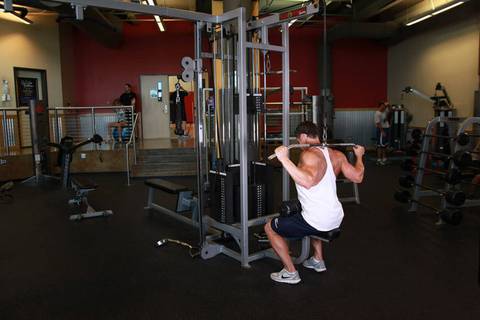 Wide Grip Pulldown Boyun Arkasında — başlangıç pozisyonu