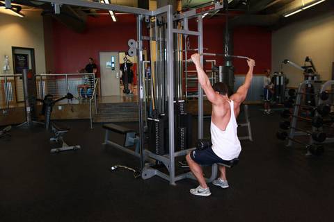 Wide Grip Pulldown Boyun Arkasında — bitiş pozisyonu
