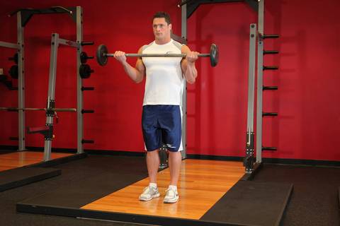 Wide Grip Standing Barbell Curl — bitiş pozisyonu